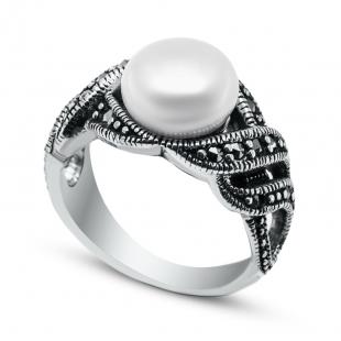 Серебряное кольцо<br> 210012A-39, жемчуг (культ.), марказит